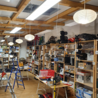 Nur die vorderen Leuchten sind an, und die Kugellampen