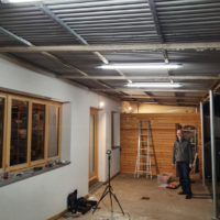 Sigi arbeitet an einer Außenbeleuchtung - mehr Licht für Fahrradreparaturen und Co.