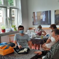 Christian und Julia beim Reparieren und Nähen